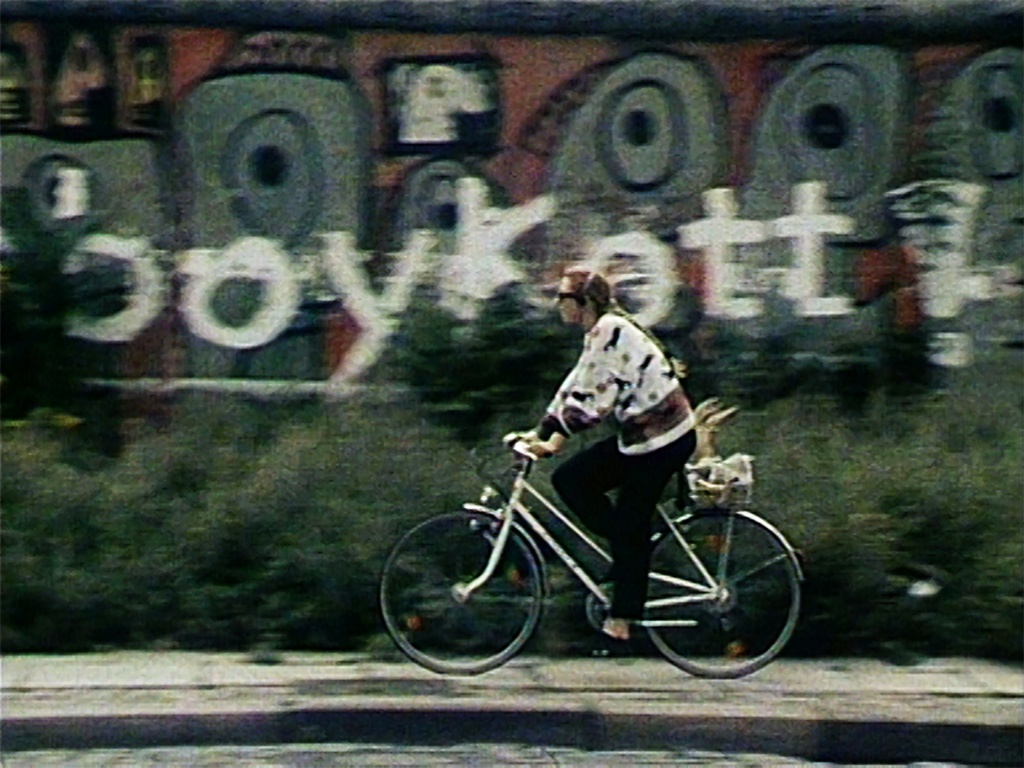 Cycling the Frame + The Invisible Frame de Cynthia Beatt, 28 de abril às 11h15 no Batalha Centro de Cinema
